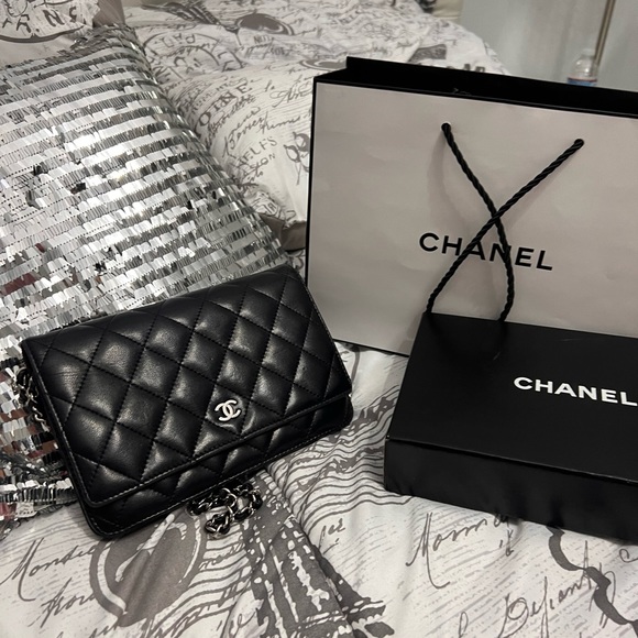 Classic Quilted Lambskin. Absolutely beautiful. - Picture 3 of 9